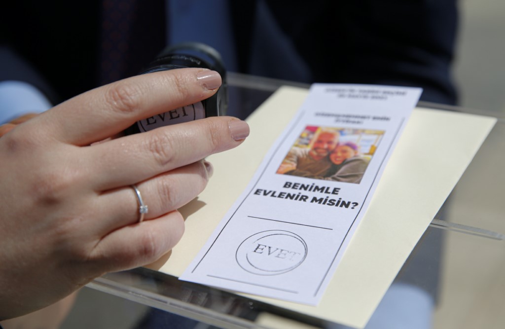 oy pusulasıyla sürpriz evlilik teklifi